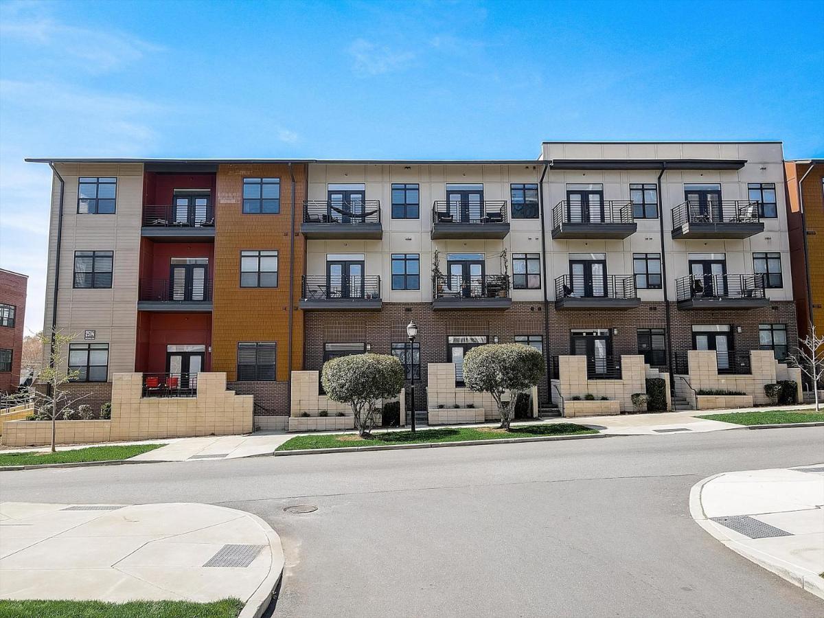 Frontdesk Village At Commonwealth Apts Plaza Midwood Charlotte Exterior photo