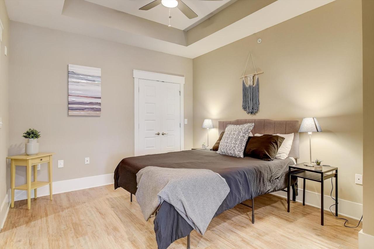 Frontdesk Village At Commonwealth Apts Plaza Midwood Charlotte Room photo